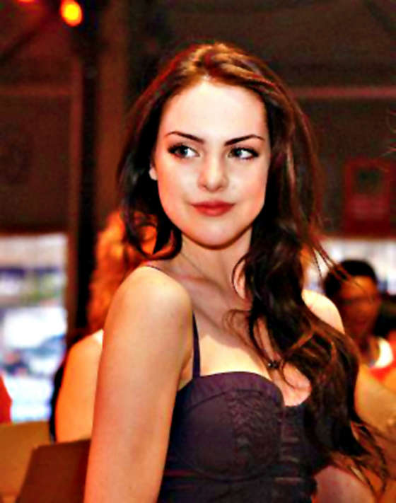 Elizabeth Gillies Hot in Twitter and Personal Pics